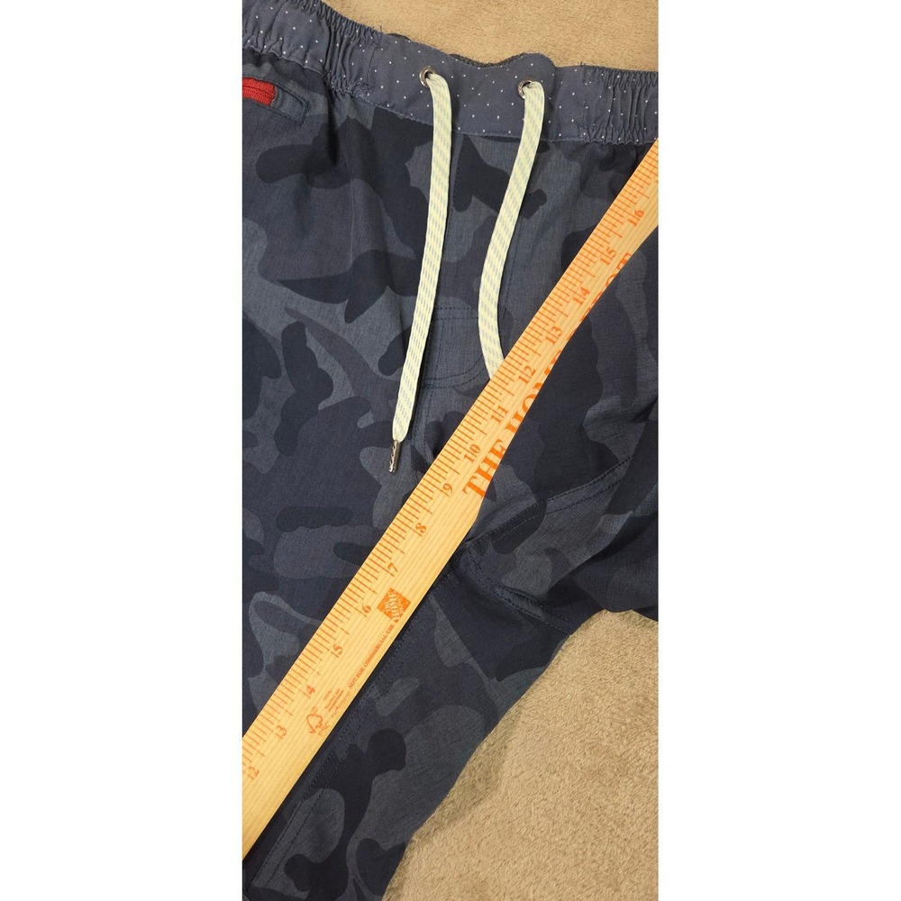 Vuori V cycled performance 4 way stretch shorts men size large gray camo 8" EUC - Picture 7 of 11